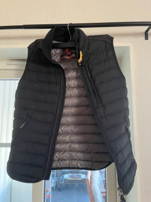 Parajumper väst - Parajumper väst storlek XS. Väldigt bra skick, sparsamt använd. Pris kan diskuteras vid snabb affär. Nypris ca 3500kr. Qr kod finns.