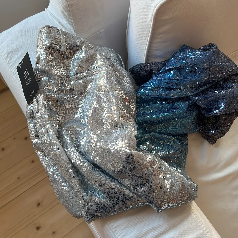 Slutsålda paljettbyxor från Josefine HJ’s kollektion för NA-KD i blå och silver-ombre. Nya aldrig använda med lapp kvar ✨  . Jeans & Byxor.