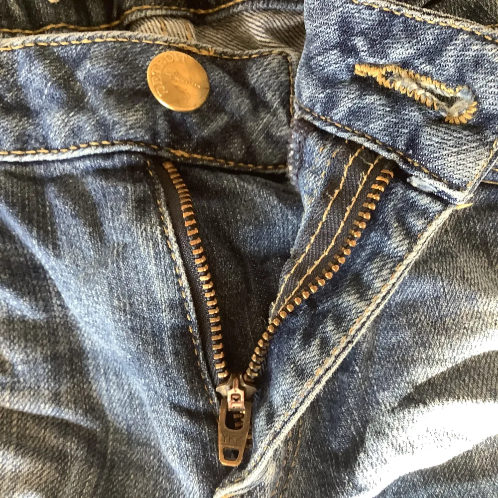 De här jeans shortsen är i storleken 11-12 år storlek 158 från Detroit Lindex. De är ganska använda. Det går att sjustera storleken runt midjan. . Shorts.