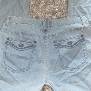 Lågmidjade Jeans - Säljer dessa eftersom jag aldrig använt dem. Passar mig bra i längden som är 1,65 och brukar bära S-M i jeans. Använd köp nu💗