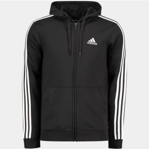 Adidas huvtröja - Säljer min adidas zip hoodie. Tröjan är i herrmodell storlek M och sitter lite oversized på mig som tjej stolek XS-S. Använd 1 gång. Köpt för 700.
