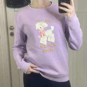 Lila tröja - Lila tröja med tryck från new girl order i storlek 6. Använd men fortfarande i bra skick. Säljer för 150 plus frakt. 💖