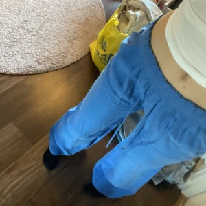 Blå linnebyxor  - Lågmidjade byxor mango, ny skick 