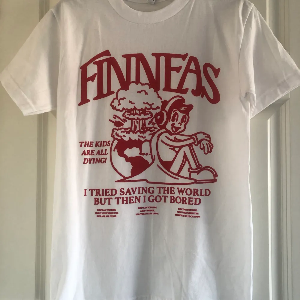 T-shirt från artisten Finneas merch Storlek: S  Inte använd, nyskick. Köpt för 480kr. . T-shirts.