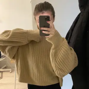 En fin stickad tröja från Gina tricot som passar nu perfekt till våren, den är i storlek XL då jag ville att den skulle sitta oversized så passar allt från Xs-Xl beroende på hur man vill att den ska sitta🥰 hör av er vid frågor eller fler bilder! 