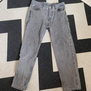 Ett par grå jeans som jag inte använder längre. lite upptrampade i vänstra benet. kond: 8/10