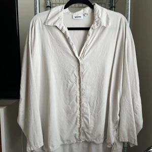 Tunn skjorta fr. WEEKDAY - Jättefin gråaktig skjorta från WEEKDAY, den är tunn och luftig i materialet ⭐️stryker man den blir den så gott som ny ❣️lite stor i storleken.