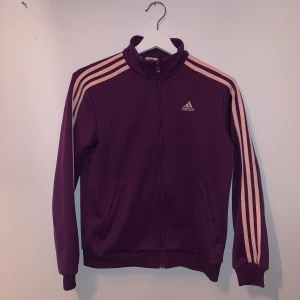 Adidas zipup - Lila adidas tröja i storlek M men passar även bra på mig som är S