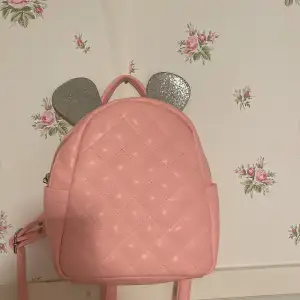 En rosa liten ryggsäck från glitter alldrig använd 