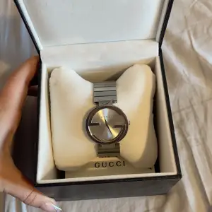 Gucci klocka i jättebra skick säljer den för att den inte används. Dustbag och box medföljer.