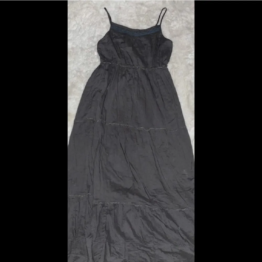 Säljer denna fina vintage klänningen då jag inte tycker att den satt så bra på mig🖤Jag är 160cm lång och den går till fötterna (se bild) på mig🖤Jätte fina detaljer vid halsen och på kjolen🖤. Klänningar.