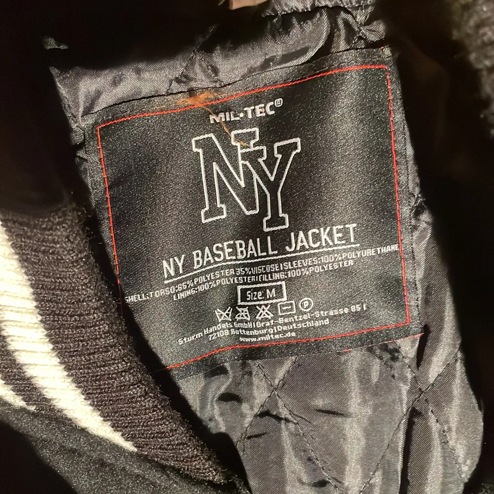 En fin NY baseball jacka, gjort av äckta läder, köpt på får något år sedan på amazon men passade inte min stil, nästan helt oanvänd.. Jackor.