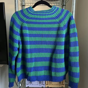 Randig mango tröja  - Köpte denna tröja här på Plick men inte använt den så mkt då jag insåg att det inte var min stil. Jätte bra skick! Skönt stickat material, kliar inte ❤️