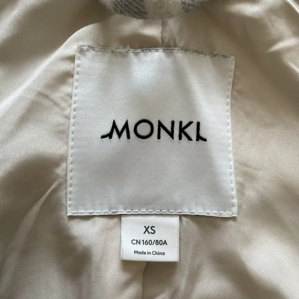 En rutig kappa som är köpt från monki för 599 kr. Jag säljer den då jag inte använder den längre💕 . Jackor.