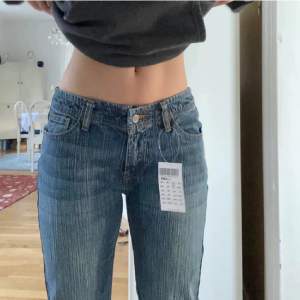 Supersnygga lågmidjade jeans i modellen Brielle från Brandy Melville. Knappt använda då de är lite för långa på mig. Skulle säga att de motsvarar strl S. Köpta för 450 på deras egna hemsida. 💖