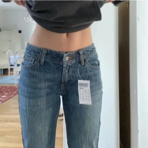 Brandy Melville lågmidjade jeans - Supersnygga lågmidjade jeans i modellen Brielle från Brandy Melville. Knappt använda då de är lite för långa på mig. Skulle säga att de motsvarar strl S. Köpta för 450 på deras egna hemsida. 💖