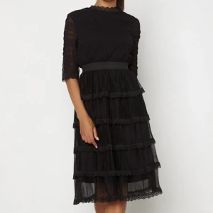 Midiklänning med volanger  - ~ stretchig material ~ spetsdetajer ~ aldrig använd 