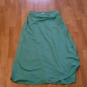 Grön kjol  - Stressig och väldigt skönt material kjolen är i storlek S men även passar en M om fler frågor så är det bara att skicka ett sms