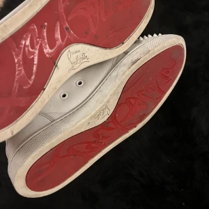 Christian Louboutin sneakers - Säljer ett till par Äkta Christian Louboutin sneakers, hög modell, nypris drygt 10k.Defekter- crease, repor men i bra skick. Mitt pris 3500. Inga skambud. Passar mig som har stl 40. Säljer pga har ett par andra. Skriv vid frågor❤️