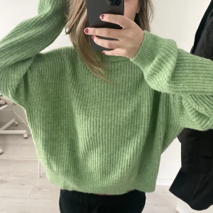 Grön stickad tröja - Säljer denna fina gröna stickade tröjan från hm då jag inte får nån användning av den, den är helt perfekt nu till våren 🌷 frakt tillkommer 🫶🏼 hör av er vid frågor eller fler bilder 😊