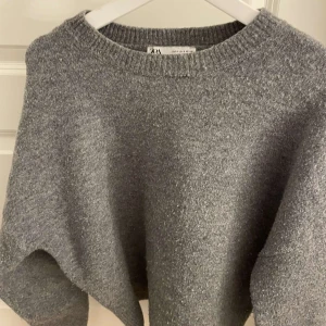 Stickad tröja - En jättesnygg stickad tröja ifrån Zara som köptes för ca 1 år sedan❤️‍🔥 Gillar den verkligen men den används knappt💕