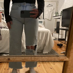 Blå jeans med hål - Blå jeans med hål från NAKD, av kortare modell!