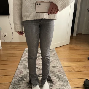 Zara jeans - Säljer dessa jättefina bootcut zara jeans med slits💗 Köpta för ca 1 år sen och bra skick men lite slitna i ändarna❤️‍🔥