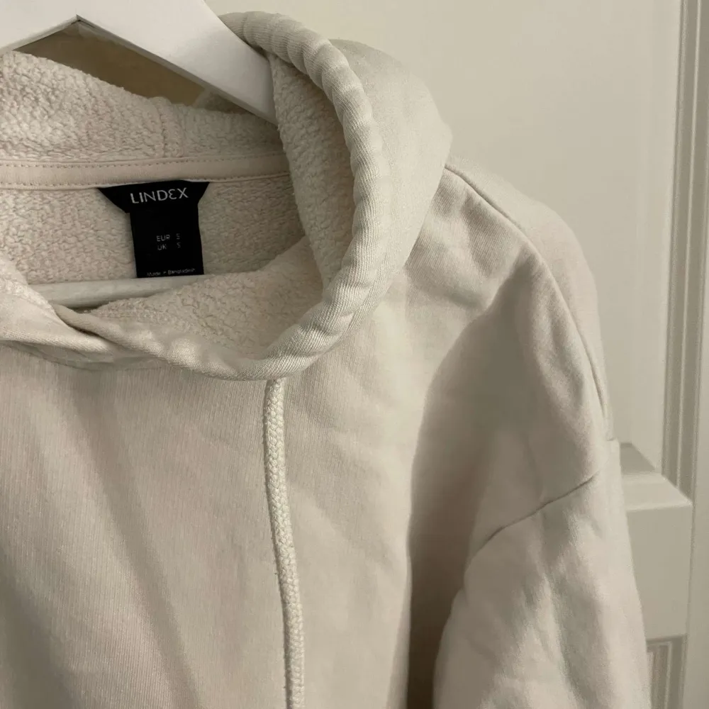 En vanlig vit hoodie från Lindex som inte används längre🤩❤️ . Hoodies.
