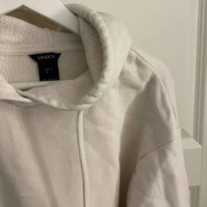 En vanlig vit hoodie från Lindex som inte används längre🤩❤️ 