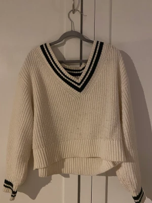 Stickad urringad tröja🤩 - Fin stickad tröja köpt ifrån H&M.  Lite små nopprig men inget man stör sig på.  Sälj då den inte kommer till användning.  100kr+frakt