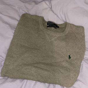 Ralph lauren tröja  - Tröja från Ralph lauren. Storlek L herr, passar snyggt som oversize.  Köparen står för frakt kan mötas i Stockholm 
