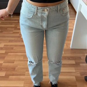 Jeans - Zara - Väldigt ljusblåa jeans från zara med slitningar vid knäskålarna. Knappt använda! 💕