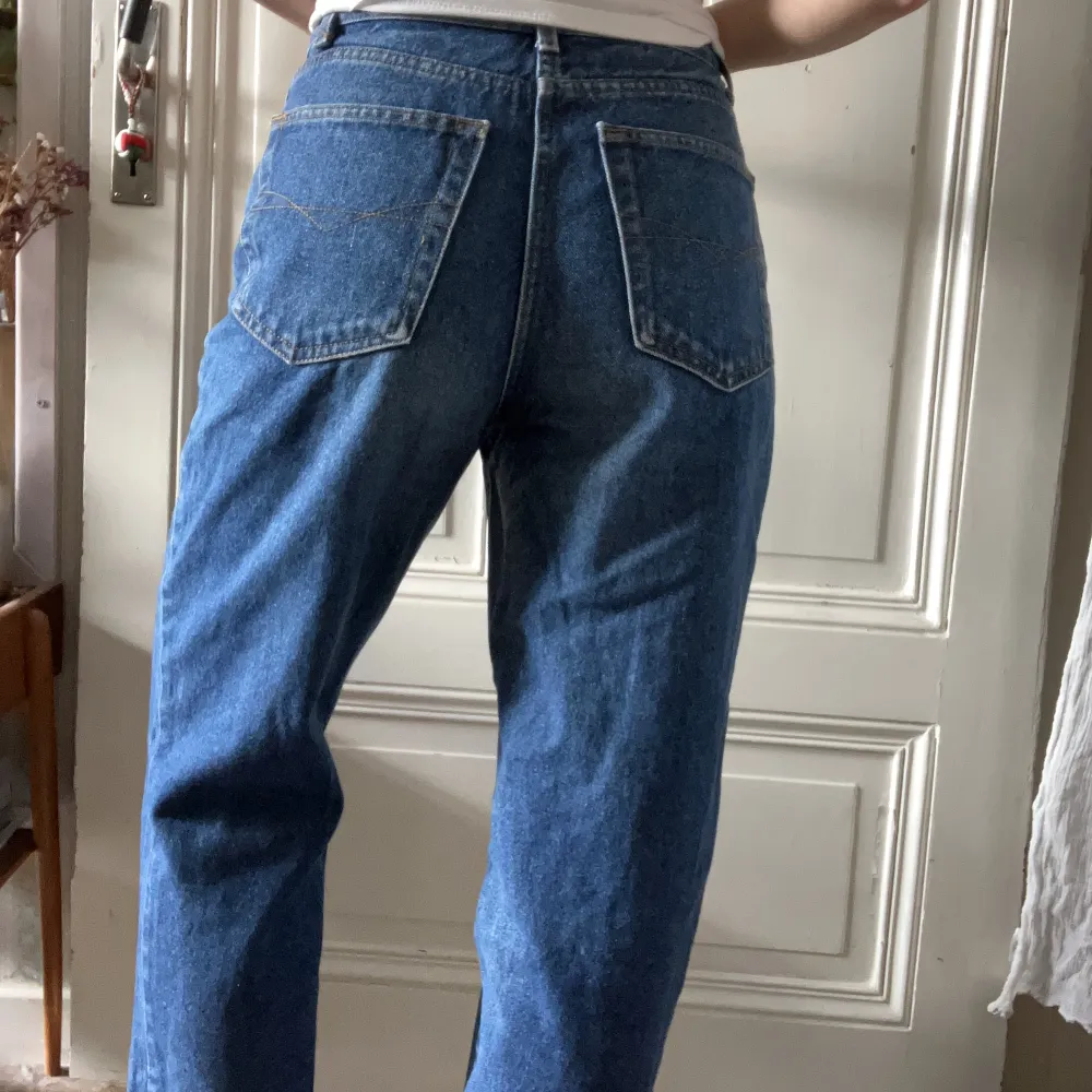 Jeans från Kappahl, raka och avklippta nertill. Jeans & Byxor.