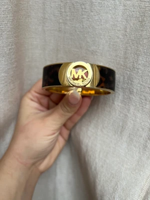 Michael Kors  - Säljer detta fina äkta Michael Kors armband! Använd fåtal grr. ✨