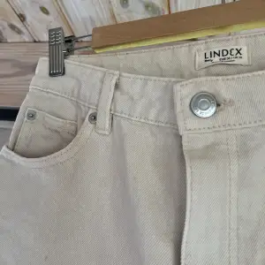 Superfina beiga jeans från Lindex. Fint skick 🤍💛 Ganska tighta men inte skinny