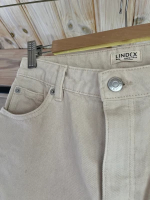 Jeans - Superfina beiga jeans från Lindex. Fint skick 🤍💛 Ganska tighta men inte skinny