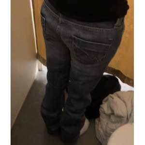 Ett par Lågmidjade jeans i storlek w31 o längd runt 32-33 Skulle säga att de är lite utsvängda .Köparen står för frakten/319kr med frakt🦕  ➡️mått➡️  Midja rakt över 40cm  Innerbenslängden 84cm Lår rakt över 22cm