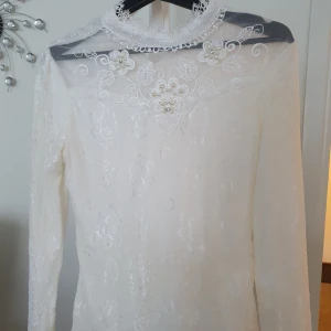Vit topp  - Hel ny fest topp som är köpt i Japan. Passar storlek S, M, L 