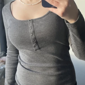 långärmad tröja - jättesnygg grå långärmad tröja 😍 jättebra skick då den aldrig är använd☺️skriv om ni vill ha mer bilder eller info