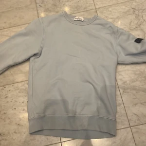 Stone Island tröja  - Säljer denna riktigt snygga, turkosa stone Island tröja. Endast använd ett fåtal gånger därav nästan i nyskick. Självklart äkta. Nypris: 2000 kr 