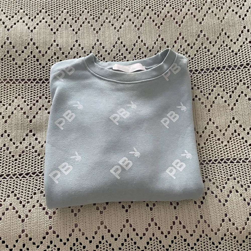 PlayBoy x missguided oversized sweatshirt. Endast använd en gång, så gott som ny och har absolut inga defekter!🙌  Köptes för 429kr. Hoodies.
