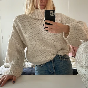 Gosig stickad tröja 🐻 - Lite större stickad tröja med vida ärmar, så skön!!🤍🤍🤍🐻🐻