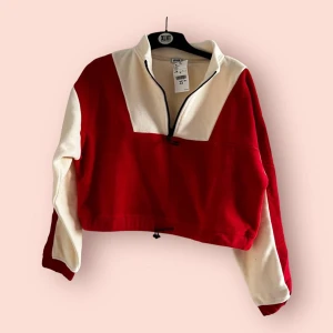 Röd tröja  - Oanvänd kort tröja från Pimkie Sweatshirtkvalitet med hög krage, tröjan har dragkedja upptill samt nedhasad axel och lång ärm, mjuk och bekväm Storlek M Skriva om ni önskar flera bilder och frågor 