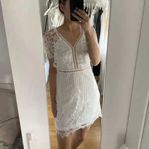 VIT KLÄNNING - Säljer denna fina oanvända klänningen (endast testad på)