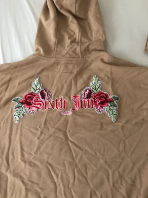 Sixth June hoodie  - Väldigt fin Hoodie som inte används längre! Broderat på. 