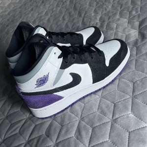 Jordan 1 - Säljer min JORDAN 1 SE "VARSITY PURPLE" MID. Köpta hösten 2022, knappt använda. Box finns med. Pris går att diskutera. Ny pris: 3199kr Mitt pris:2400kr