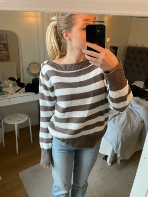 Randig tröja - Brun/vit randig tröja med knappar på axlarna🌟🌟🪩