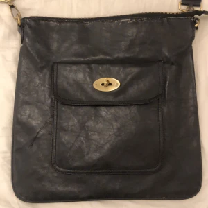 Äkta Mulberryväska i läder med axelrem  - Nypris för denna är 7000, lite sliten men absolut inget fel på väskan. Ser fortfarande riktigt bra ut och det finns relativt mycket utrymme för en liten väska. Pris kan diskuteras, möts runt odenplan men kan frakta.