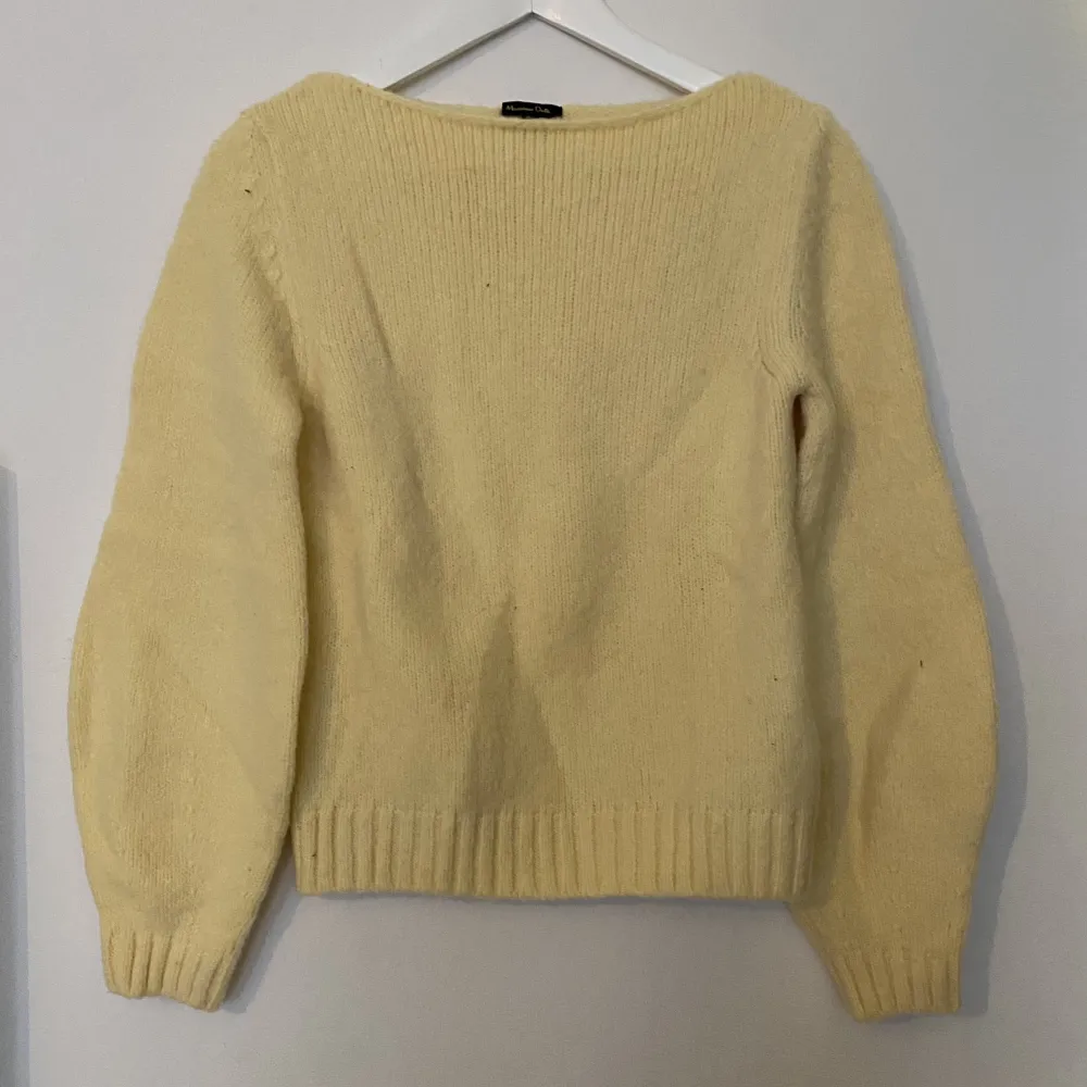 Massimo Dutti gul stickad tröja   Med boatneck  Använd en eller två gånger så i perfekt skick  . Stickat.