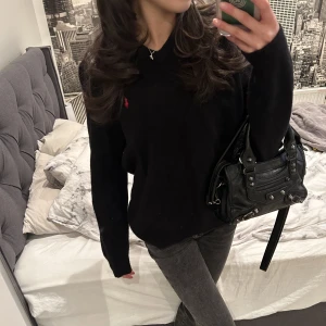 Stickad tröja  - Så fin stickad tröja från Ralph Lauren. Passar någon som har XS- M i kläder. Som ny!  